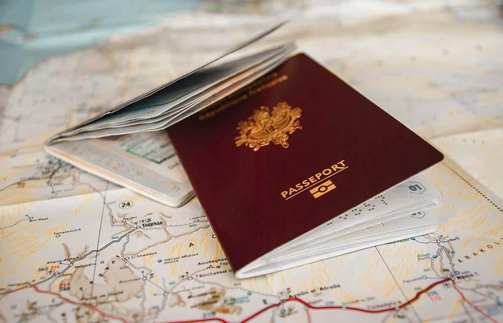 דרכון על מפה